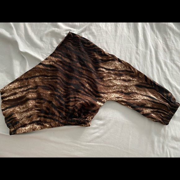 Pretty Little Thing Co-Ord - Picture 2 of 5